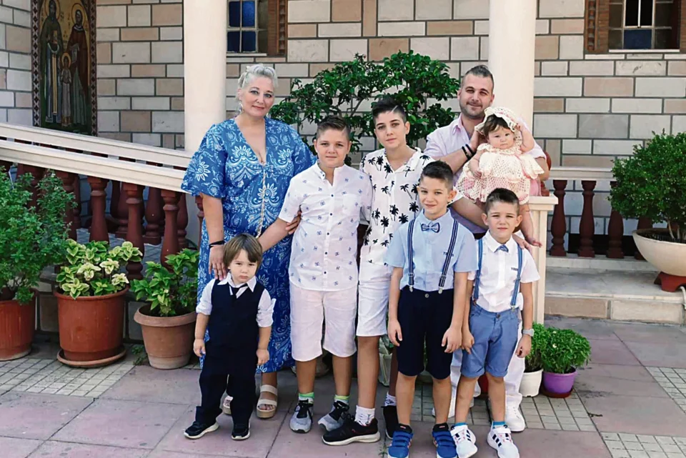 Η ΠΡΩΤΗ ΠΟΛΥΤΕΚΝΗ ΟΙΚΟΓΕΝΕΙΑ ΠΟΥ ΜΕΤΑΚΟΜΙΣΕ ΣΤΗ ΦΟΥΡΝΑ .png | Lamianow.gr