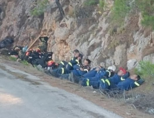 Συγκλονιστική εικόνα στη Χίο: Εξαντλημένοι πυροσβέστες κοιμούνται στο δρόμο – Lamianow.gr